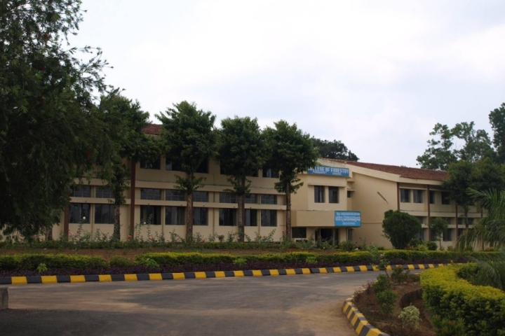 https://cache.careers360.mobi/media/colleges/social-media/media-gallery/22002/2018/11/23/Campus view of College of Forestry Ponnampet_Campus-view.jpg